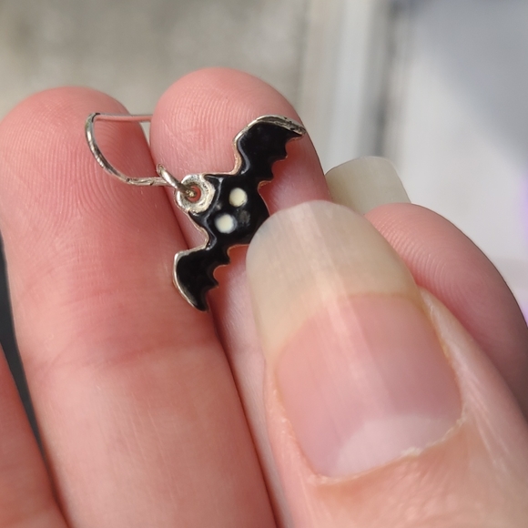 🍂3/$10 🦇 The Cutest Bitty Bat Earrings! Silvertone & Black Enamel Dangles - Picture 10 of 10